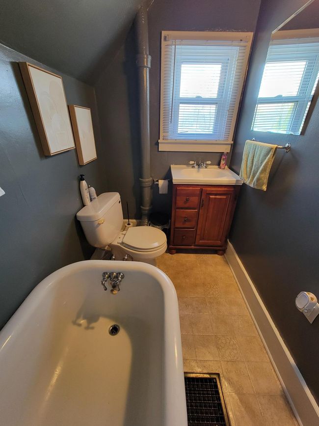 Upper Level Bathroom | Image 18