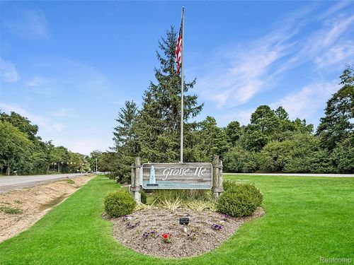 24535 Halley Crescent Dr, Grosse Ile, MI, 48138-1616 | Card Image
