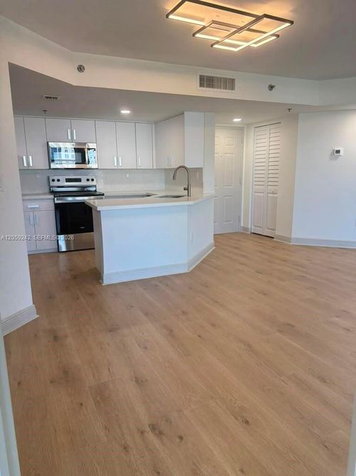 1204-2351 Douglas Rd, Miami, FL, 33145-3061 | Card Image