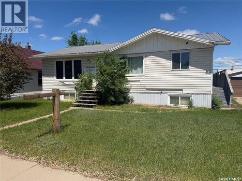 625 4th St, Estevan, SK, S4A0V4 | Card Image