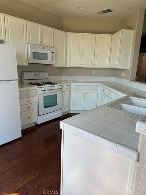 29382 Dakota Dr, Valencia, CA, 91354-0704 | Card Image