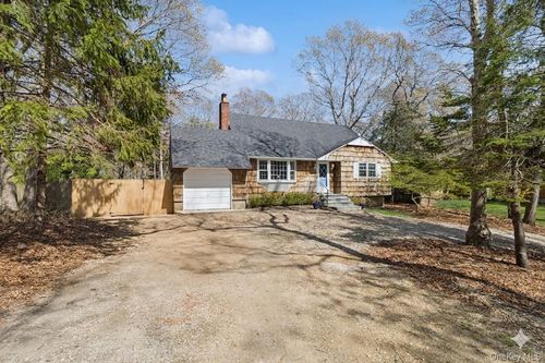 135 Pembroke Dr, East Hampton, NY, 11937-3025 | Card Image
