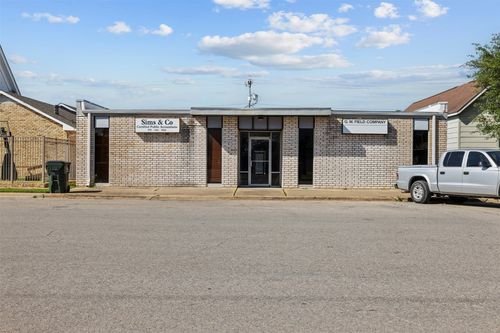 251 E Hempstead St, Giddings, TX, 78942-3234 | Card Image