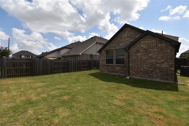 Spacious back yard | Image 5