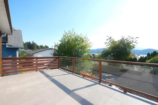 591 Killarney Lane, House other with 5 bedrooms, 3 bathrooms and 2 parking in Gibsons BC | Image 1