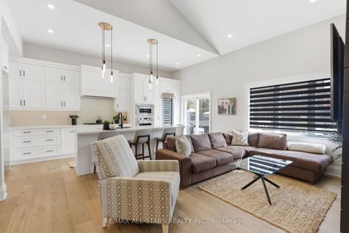 38 Hildred Cushing Way, Uxbridge, ON, L9P0S1 | Card Image