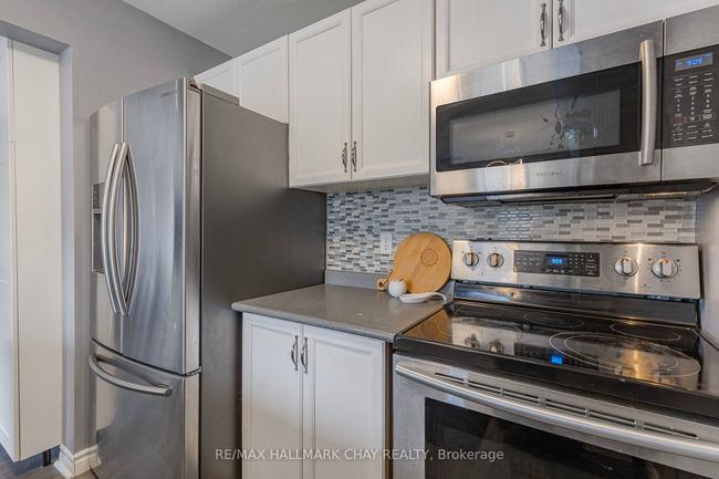 17 Michael Cres, House attached with 3 bedrooms, 2 bathrooms and 2 parking in Barrie ON | Image 7
