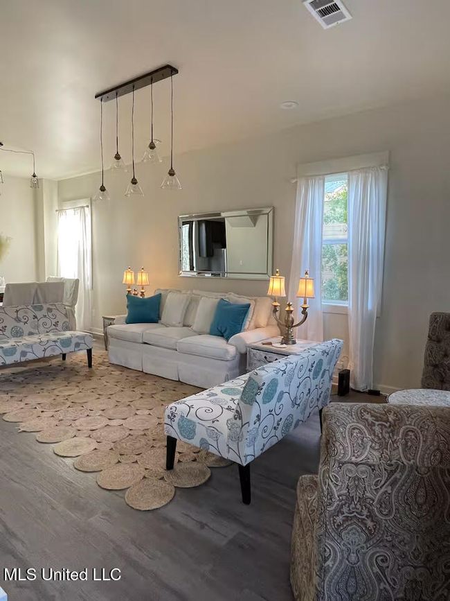 Living Area 4 | Image 11
