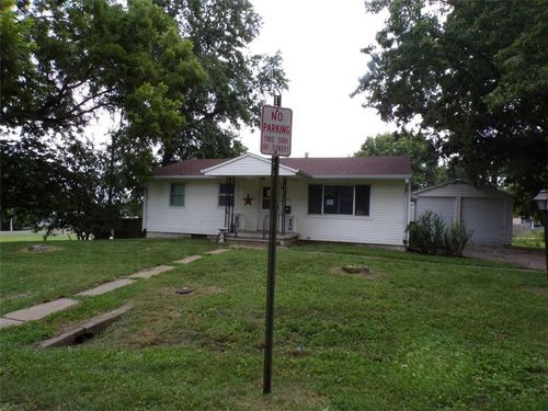 107 Kansas Ave, Hiawatha, KS, 66434-1922 | Card Image