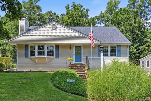 15 Gaines Pl, Huntington, NY, 11743-1520 | Card Image