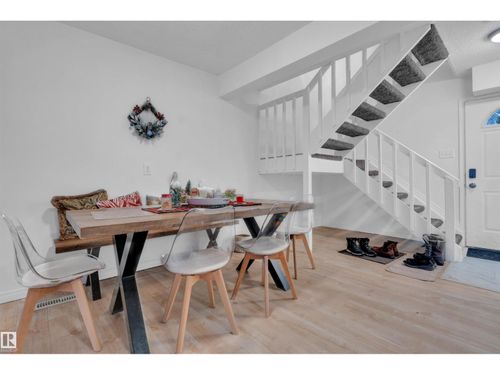 8 Meadowlark Villge Nw, Edmonton, AB, T5R5X3 | Card Image