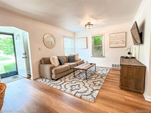 2108 N Wilson Ave, Royal Oak, MI, 48073-4223 | Card Image