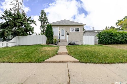 1117 Iroquois Street W, Moose Jaw, SK, S6H5C1 | Card Image