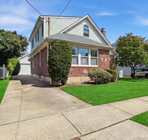73 Chestnut Avenue, Hempstead, NY, 11001 | Card Image