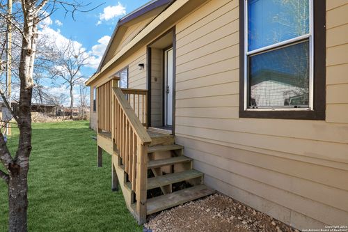 18066 Lagloria Rd, Elmendorf, TX, 78112-3618 | Card Image