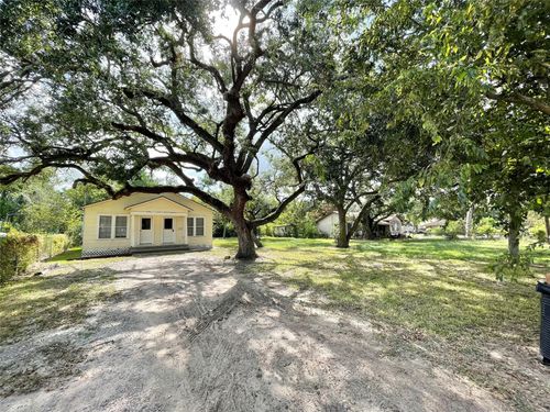 813 Nursery Rd, Clute, TX, 77531-5221 | Card Image