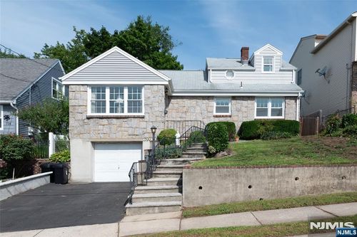 722 7th St, Carlstadt, NJ, 07072-1717 | Card Image