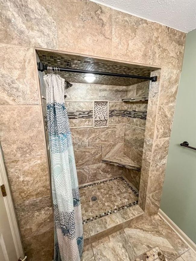 202 Montclair Dr, Condo with 3 bedrooms, 2 bathrooms and 2 parking in Calhoun GA | Image 11
