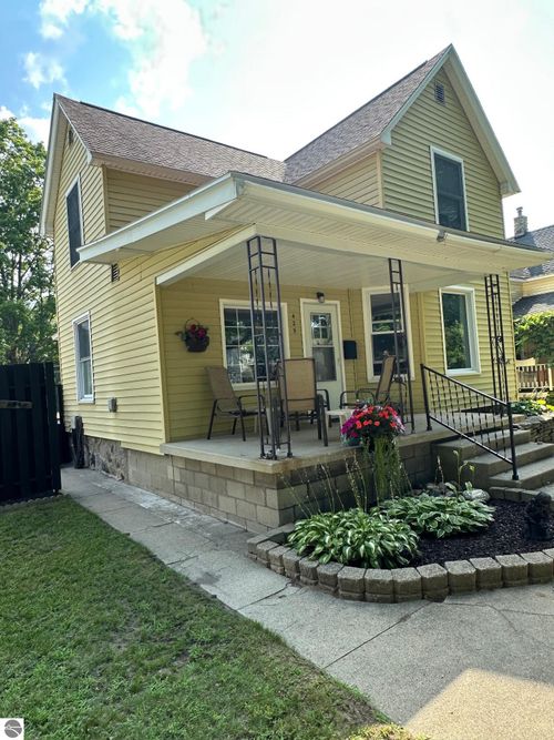 425 W 11th St, Traverse City, MI, 49684-3145 | Card Image