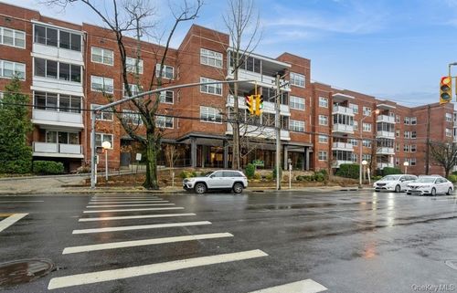 118-1 Kensington Gate, Great Neck, NY, 11021 | Card Image