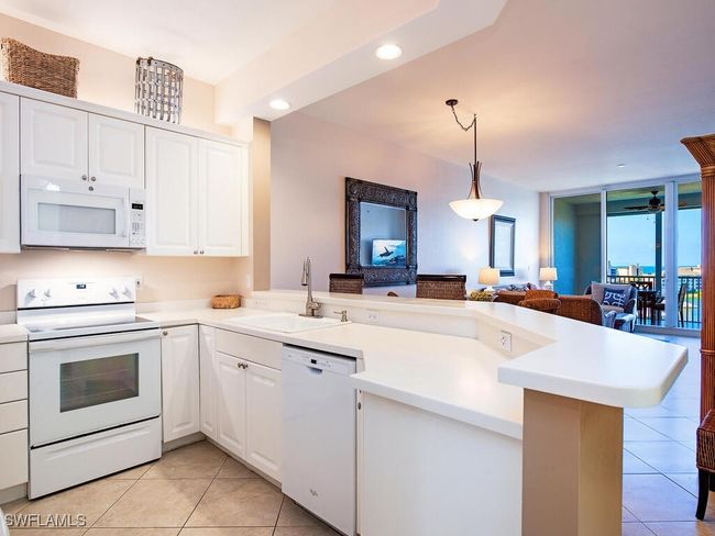 APT-806 - 400 Flagship Dr, Condo with 3 bedrooms, 3 bathrooms and null parking in NAPLES FL | Image 5
