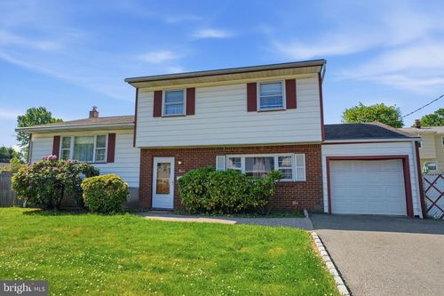 11 Reo Ct, Colonia, NJ, 07067-1915 | Card Image