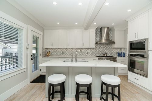 905 Edinburgh St, New Westminster, BC, V3M2V2 | Card Image