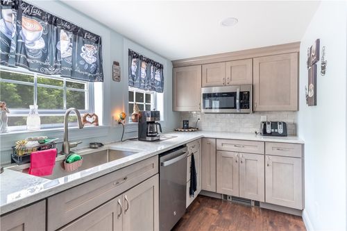 52 Planet Ave, Riverside, RI, 02915-2172 | Card Image