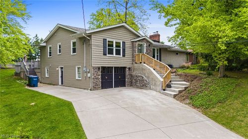 107 Hilltop Dr, Amherst, OH, 44001-1037 | Card Image