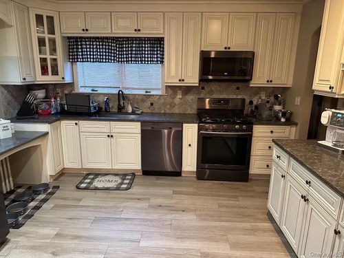 115 Halsey Ave, Hicksville, NY, 11801-4826 | Card Image