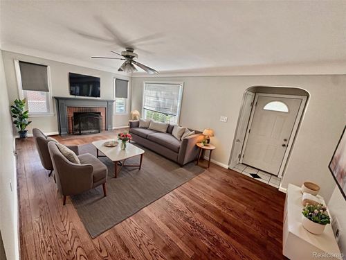13688 Vernon St, Oak Park, MI, 48237-1318 | Card Image