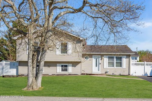 1233 Pacific Ave, Beachwood, NJ, 08722-4417 | Card Image