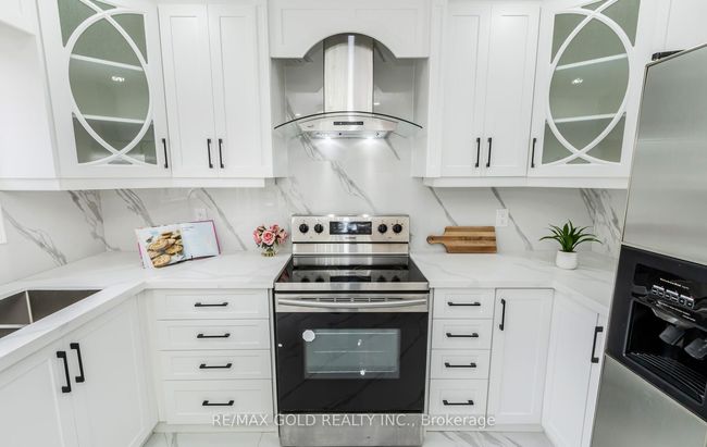 111 Fairhill Ave, House other with 6 bedrooms, 4 bathrooms and 2 parking in Brampton ON | Image 29