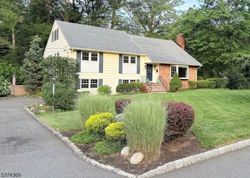 301 Meetinghouse Ln, Mountainside, NJ, 07092-1308 | Card Image
