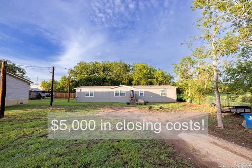 934 7th St, Floresville, TX, 78114-1834 | Card Image