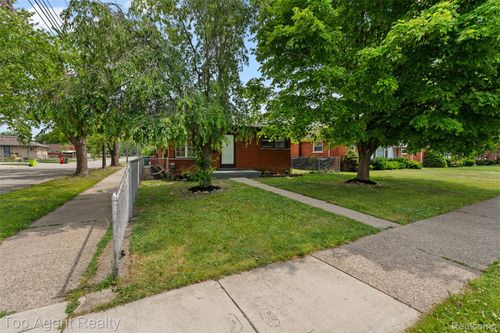 19005 Lister Ave, Eastpointe, MI, 48021-2739 | Card Image