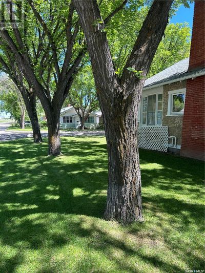 695 3rd St E, House other with 4 bedrooms, 1 bathrooms and null parking in Shaunavon SK | Image 2