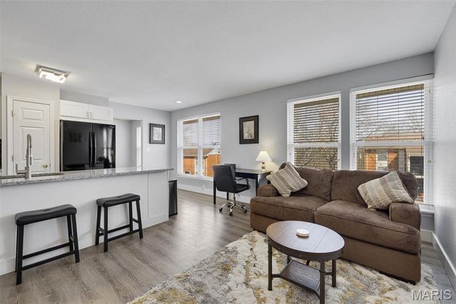 Breakfast Bar and Family Room | Image 15