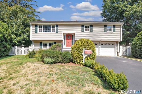122 Marsh Dr, Fairfield, CT, 06824-4004 | Card Image