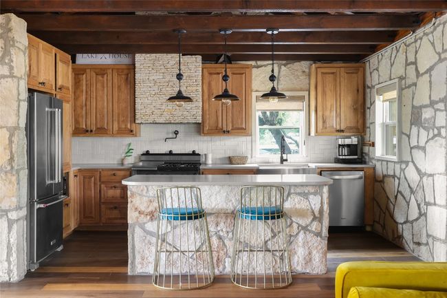 19745 Lakehurst Loop, House other with 2 bedrooms, 2 bathrooms and null parking in Spicewood TX | Image 11