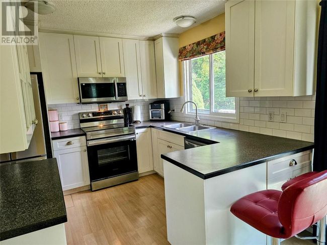 837 9 Th St, House other with 3 bedrooms, 2 bathrooms and 4 parking in Montrose BC | Image 9