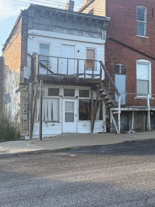 105 W Depot St, HUNTSVILLE, MO, 65259-1083 | Card Image