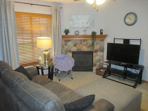 4784 W Maple Leaf Cir, Greenfield, WI, 53220-2781 | Card Image