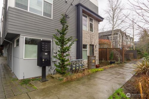 c-130 21st Ave E, Seattle, WA, 98112-5316 | Card Image