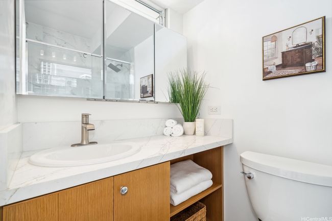 APT-1702 - 2575 Kuhio Ave, Condo with 2 bedrooms, 2 bathrooms and 1 parking in Honolulu HI | Image 9
