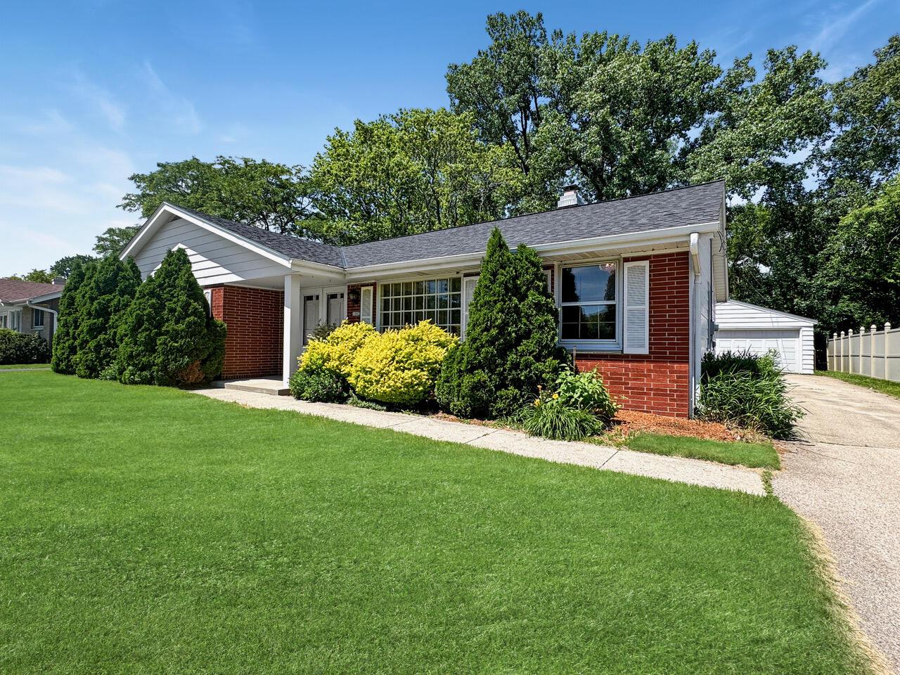 Glen River Rd, Glendale, WI 53217