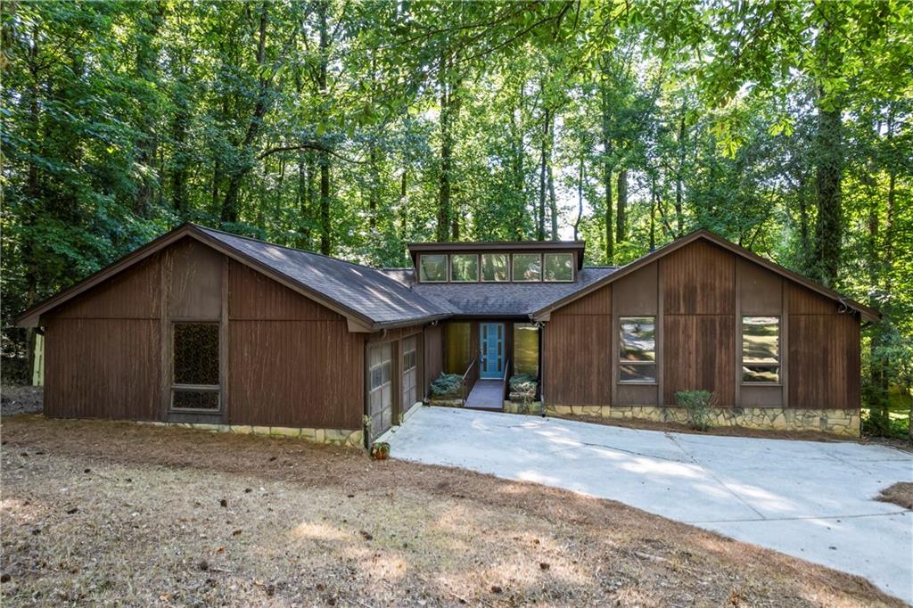 Avon Breeze Ct, Stone Mountain, GA 30083