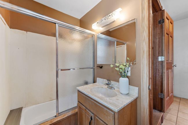 Main level bathroom | Image 12