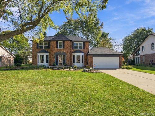 22747 Shadowglen Dr, Farmington Hills, MI, 48335-3655 | Card Image