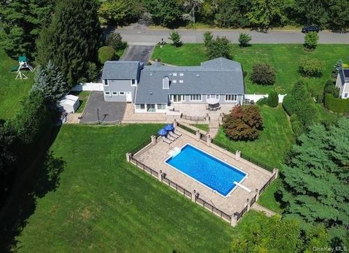 135 Hickman St, Syosset, NY, 11791-1607 | Card Image